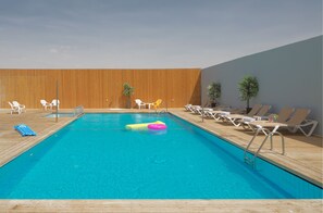 Una piscina al aire libre de temporada