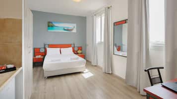 Meja kerja, setrika/meja setrika, dan tempat tidur bayi (biaya tambahan)