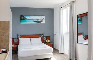 Escritorio, tabla de planchar con plancha, cunas y wifi gratis