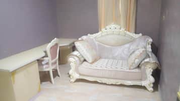 Executive Suite | In-room safe, desk, cribs/infant beds, rollaway beds