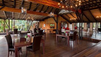 Se sirven desayunos, comidas, cenas y cocina local con vista al jardín