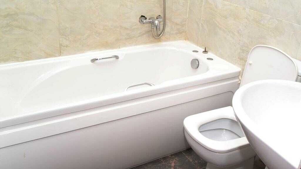 Combined shower/bathtub, free toiletries, hair dryer, towels
