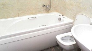 Tina con regadera, amenidades de baño gratuitas, secadora de cabello 