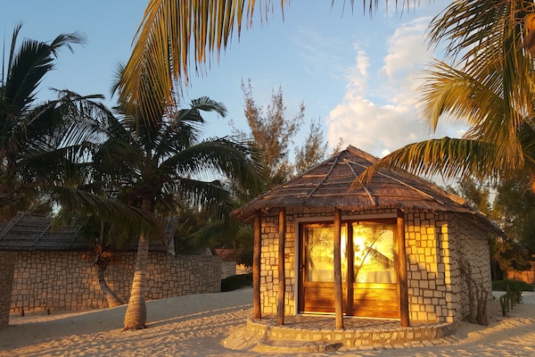 Bungalow, 1 dobbeltseng eller 2 enkeltsenger, sjøvendt | Sengetøy av topp kvalitet, safe på rommet og skrivebord