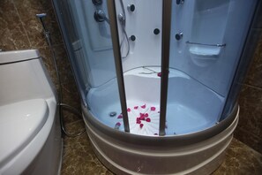 Deluxe dubbelrum eller tvåbäddsrum - utsikt mot staden | Badrum | Gratis toalettartiklar, hårtork och handdukar