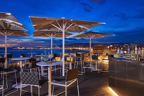 Outdoor pool, open 10:30 AM to 6:30 PM, pool umbrellas, pool loungers - Melia Palma Bay (Palma de Mallorca)