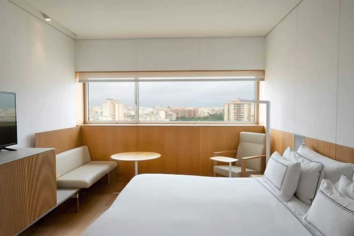 Een minibar, een kluis op de kamer, een bureau, geluiddichte muren