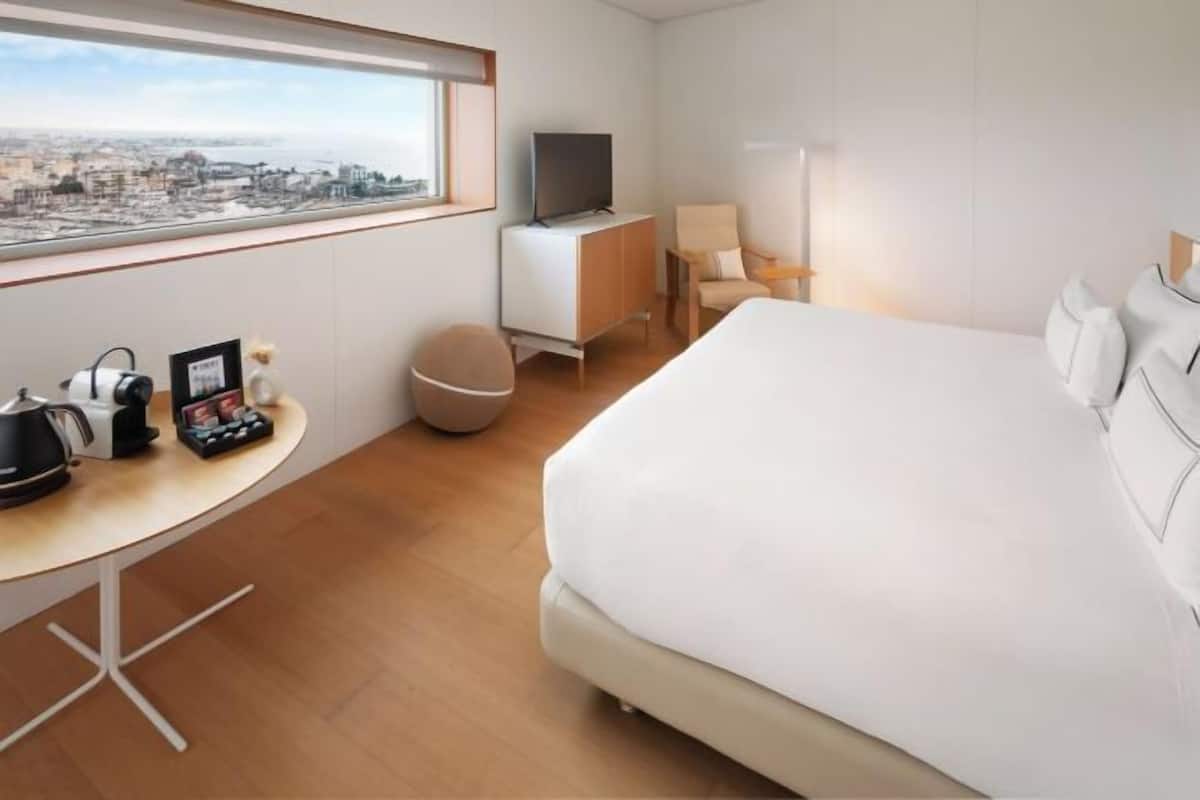 Een minibar, een kluis op de kamer, een bureau, geluiddichte muren