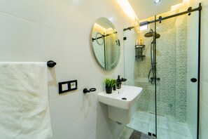 Appartement Luxe, 2 chambres | Salle de bain | Douche, articles de toilette gratuits, sèche-cheveux, chaussons