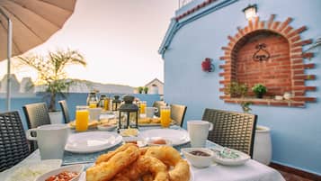 Daily continental breakfast (EUR 4 per person)