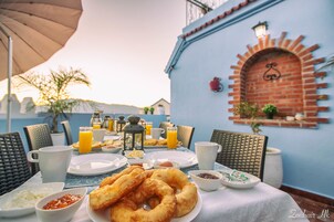 Desayuno continental diario (EUR 4 por persona)