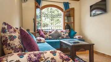 Estudio Deluxe | Área de sala de estar | Televisión de pantalla plana