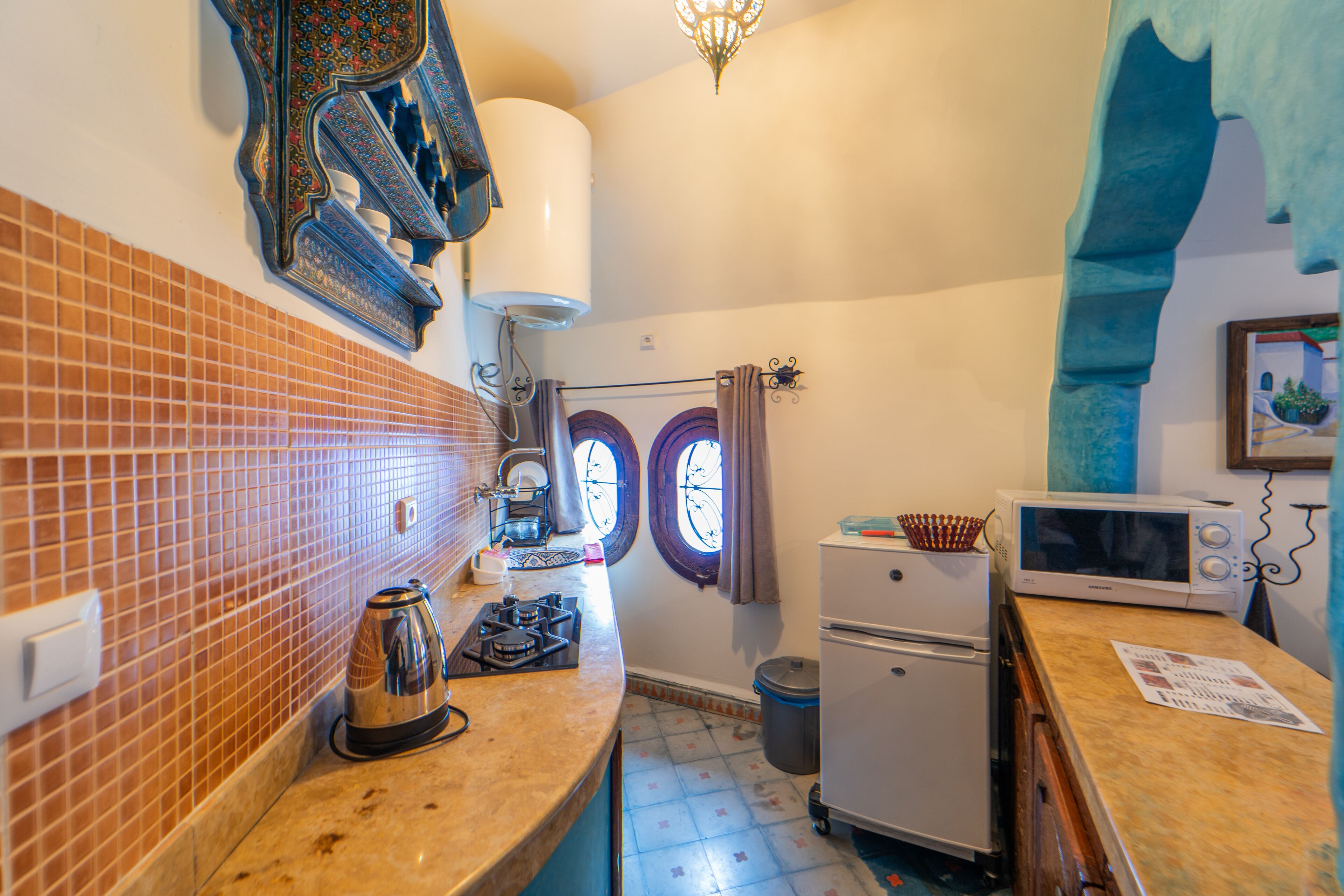 comfort studio | private kitchen | stovetop, dining tables