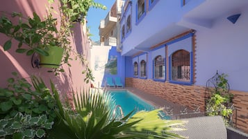 Departamento de lujo, 2 habitaciones | Vista al jardín