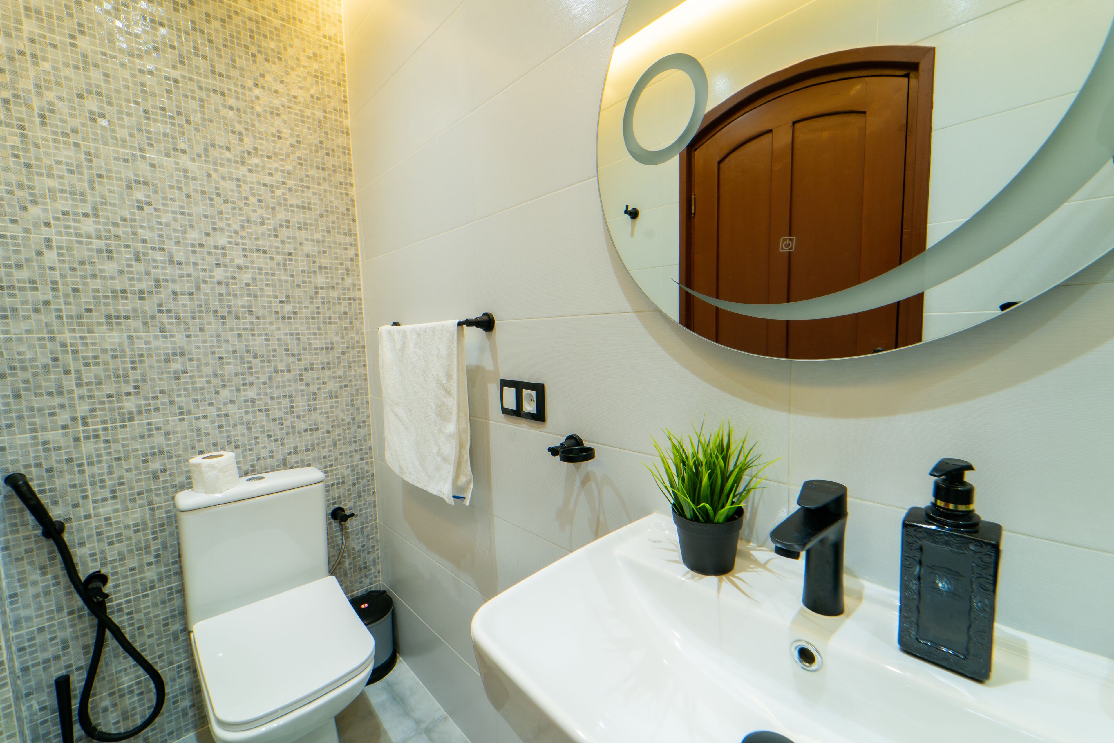 luxury apartment, 2 bedrooms | bathroom | shower, free toiletries, hair dryer, slippers