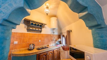 Comfort Studio | Private kitchen | Stovetop, dining tables