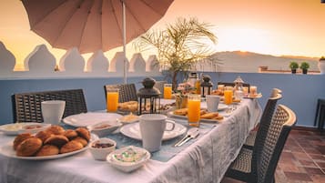 Daily continental breakfast (EUR 4 per person)