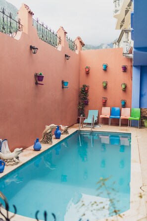 Una piscina al aire libre de temporada