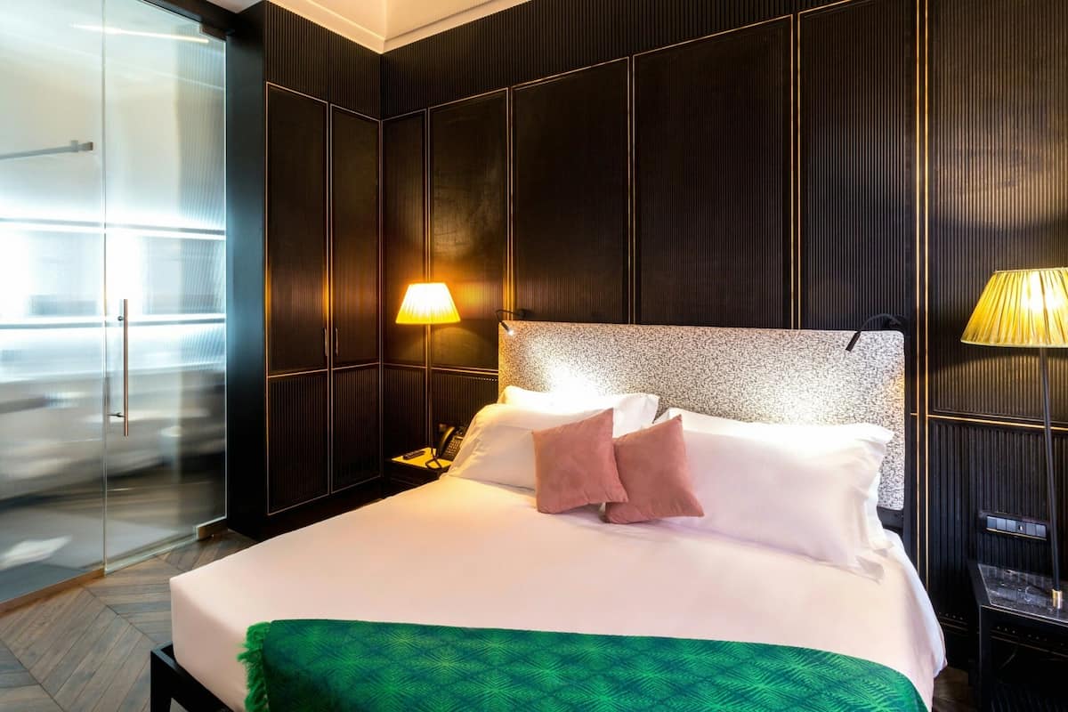 Kaliteli yatak takımı, minibar, odada kasa, masa 