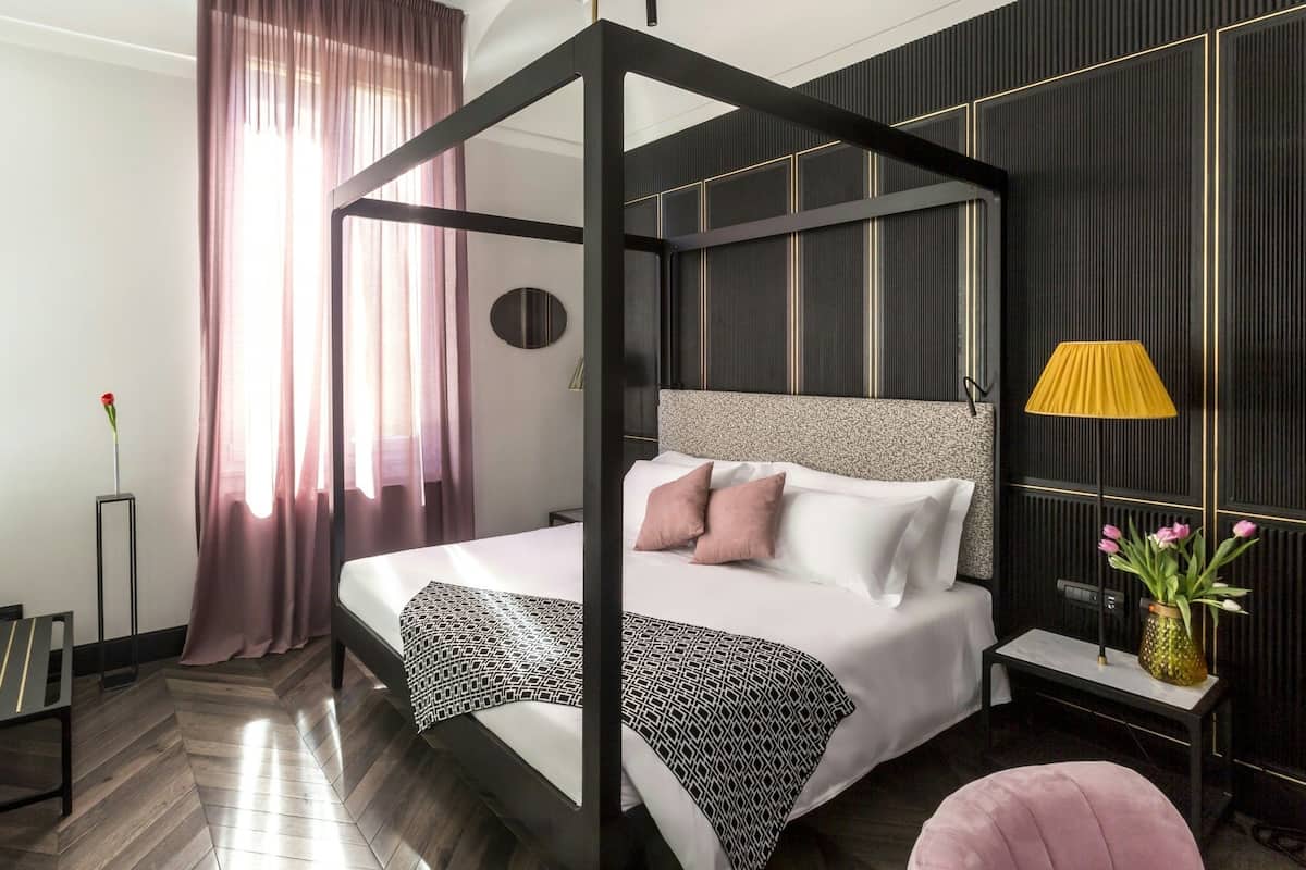 Kaliteli yatak takımı, minibar, odada kasa, masa 
