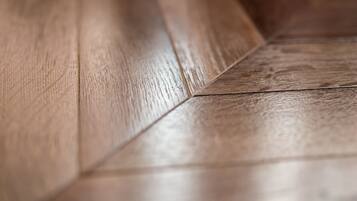 Primer plano de un piso de madera con un diseño geométrico.