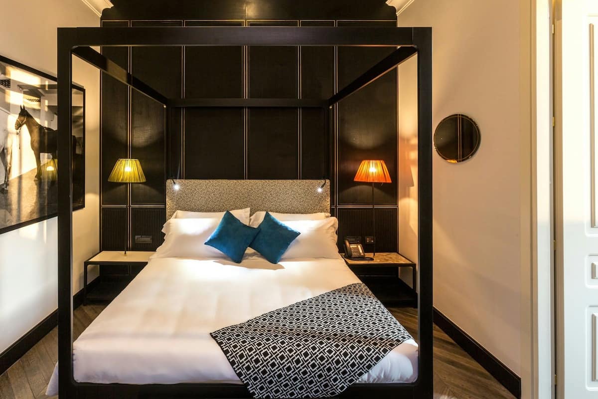 Kaliteli yatak takımı, minibar, odada kasa, masa 