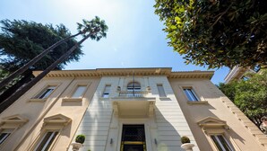 A classical building with a symmetrical facade, large windows, and a central entrance. - Hotel The Haven Roma (Rome)
