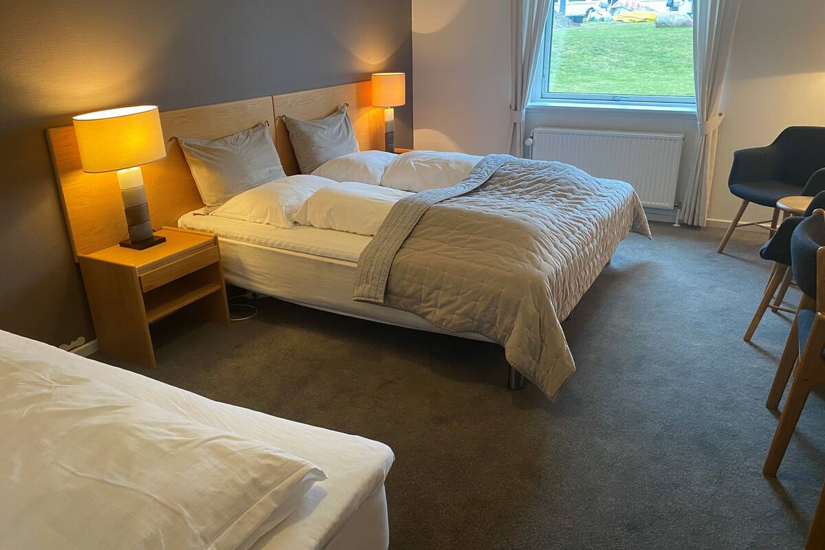 triple room | 1 bedroom, desk, laptop workspace, iron/ironing board