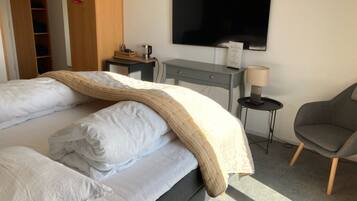 Panorama kamer | Een bureau, een laptopwerkplek, een strijkplank/strijkijzer, gratis wifi