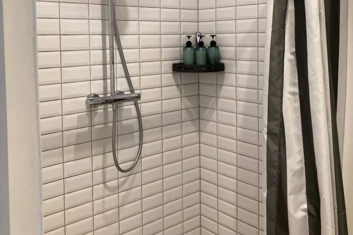 executive double room, 1 king bed | bathroom | free toiletries, hair dryer, towels