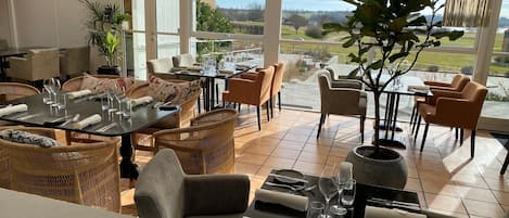 Se sirven cenas y cocina local e internacional, con vista al jardín