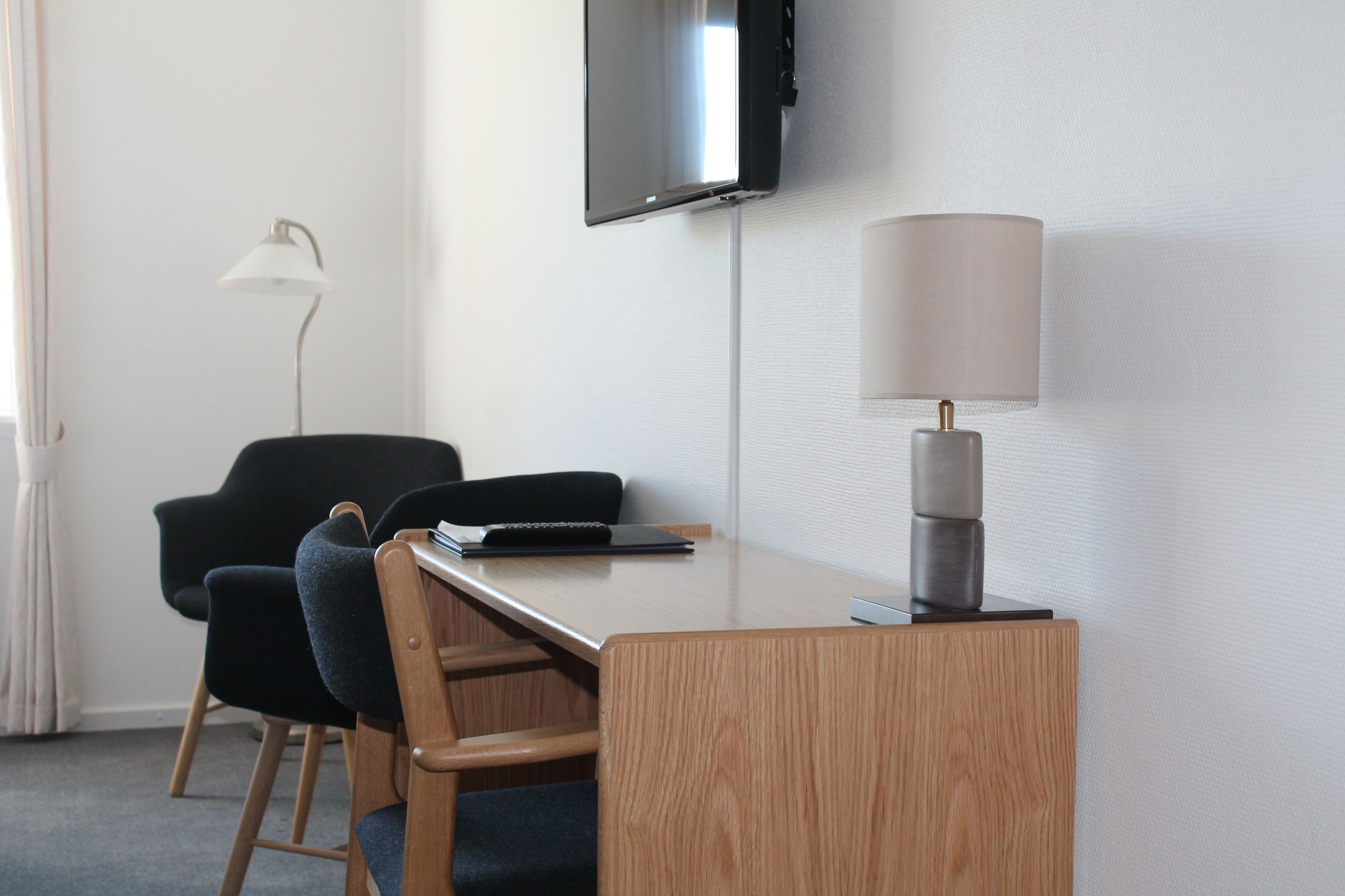 executive double room, 1 king bed | in-room business centre