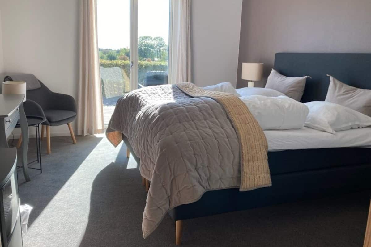 Panoramic Room | Desk, laptop workspace, iron/ironing board (on request), free WiFi