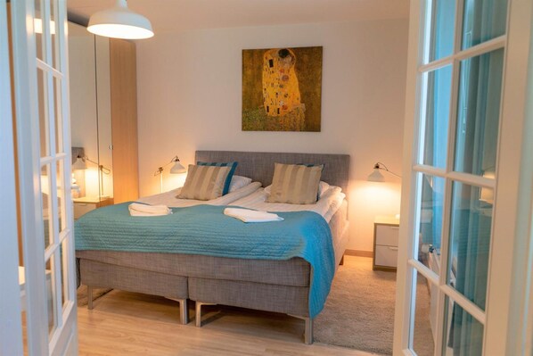 Escritorio, wifi gratis y ropa de cama