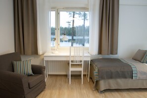 Desk, free WiFi, bed sheets - Hotelli Lepolampi (Espoo)