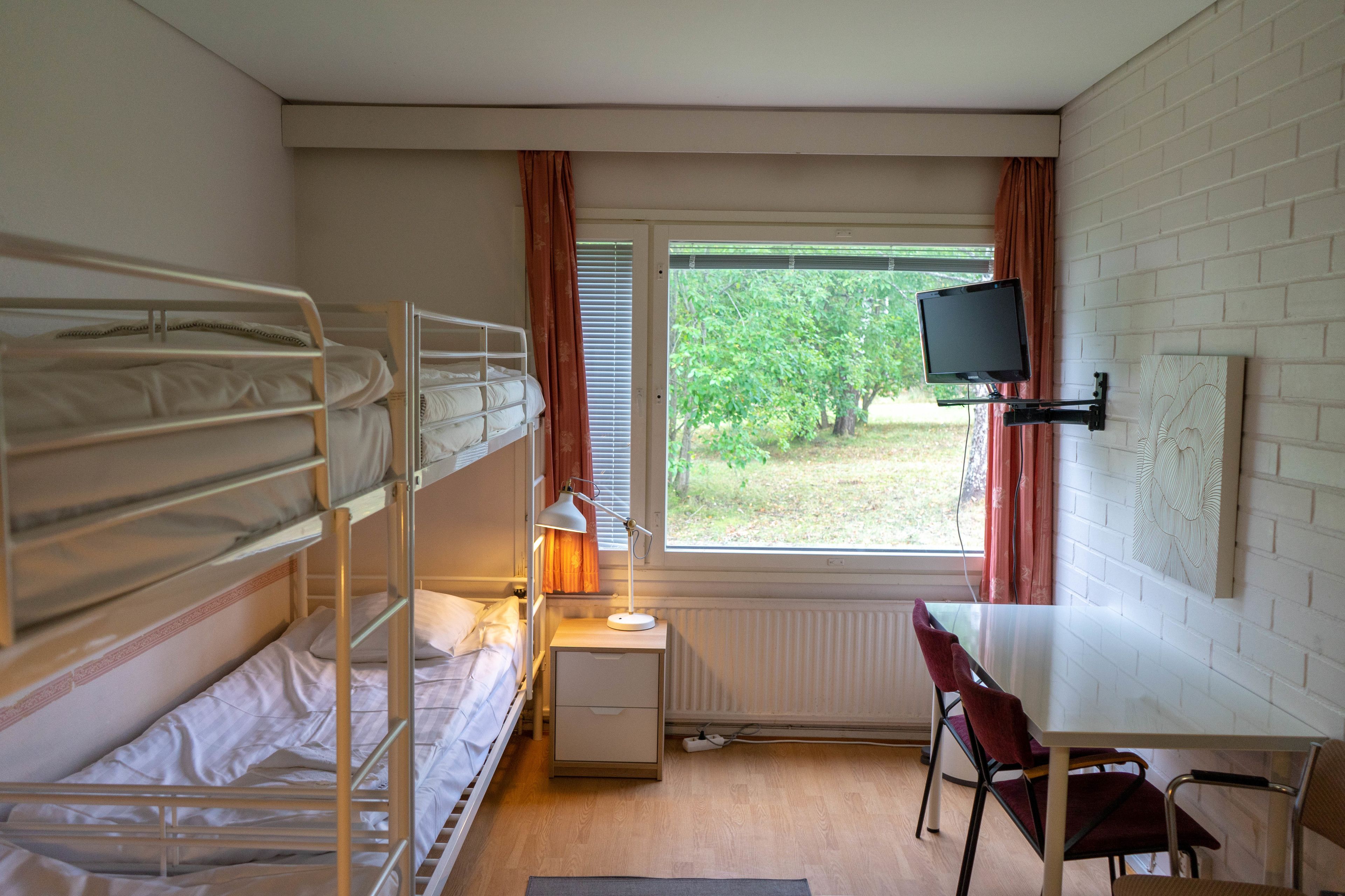 standard double or twin room | desk, free wifi, bed sheets