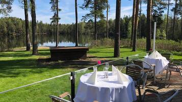 Serveert ontbijt en diner