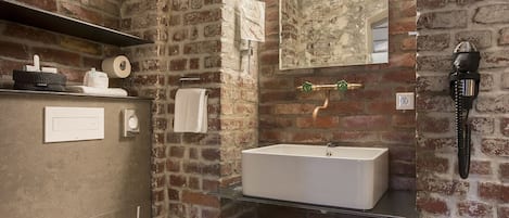 Exclusieve suite, 1 kingsize bed, niet-roken | Badkamer | Gratis toiletartikelen, een haardroger, pantoffels, handdoeken