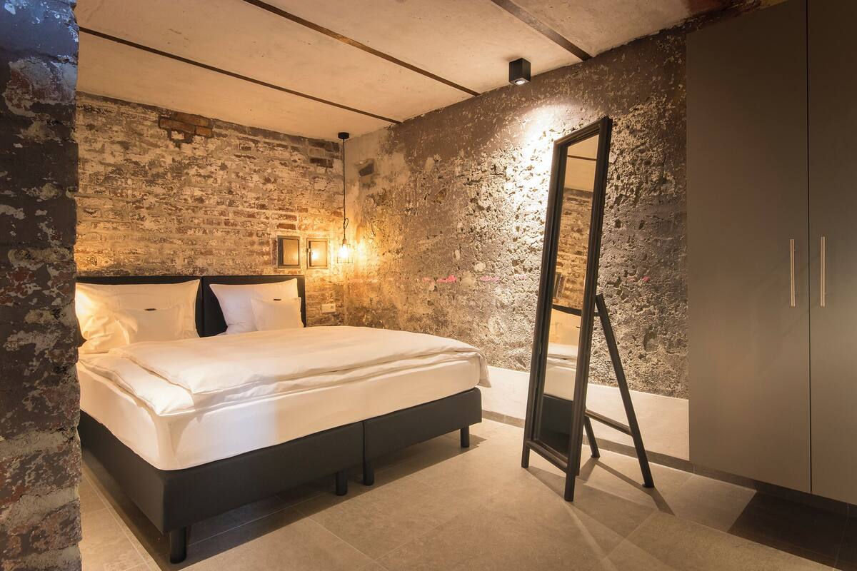 exclusive suite, 1 king bed, non smoking | minibar, in-room safe, desk, soundproofing