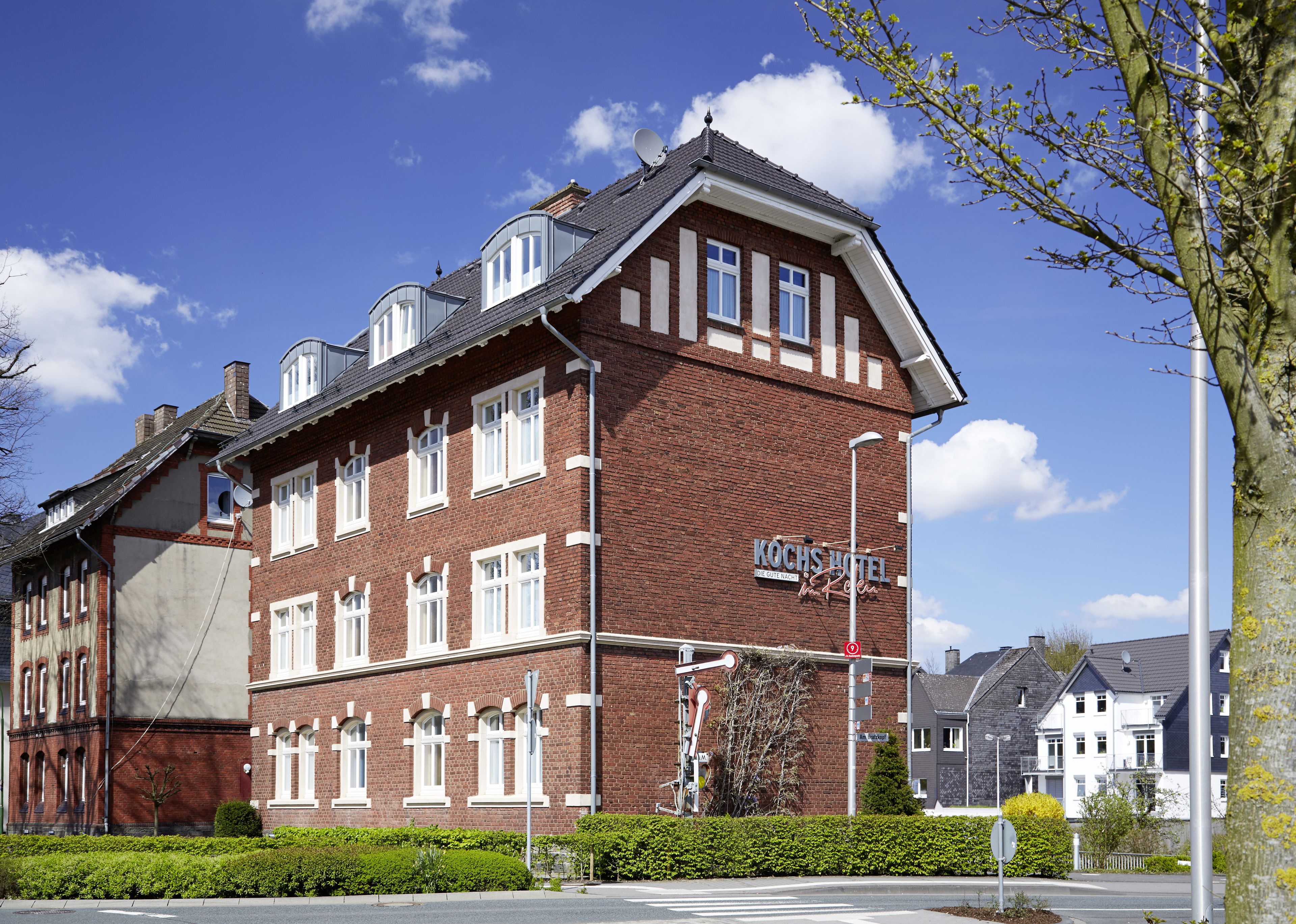 Ein Hotel aus roten Ziegelsteinen mit vielen Fenstern und einem Schild, auf dem 