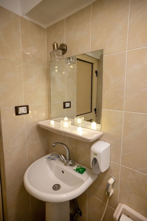 Shower, free toiletries, hair dryer, towels - New Cairo Heart Hotel (Cairo)