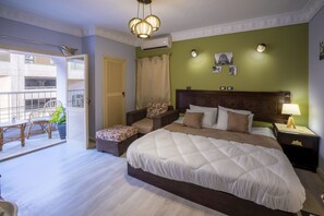 Habitación Deluxe doble, vistas a la ciudad | Minibar, caja fuerte, escritorio y cortinas opacas