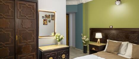 Habitación individual estándar | Minibar, caja fuerte, escritorio y cortinas opacas