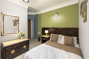 Habitación individual estándar | Minibar, caja fuerte, escritorio y cortinas opacas