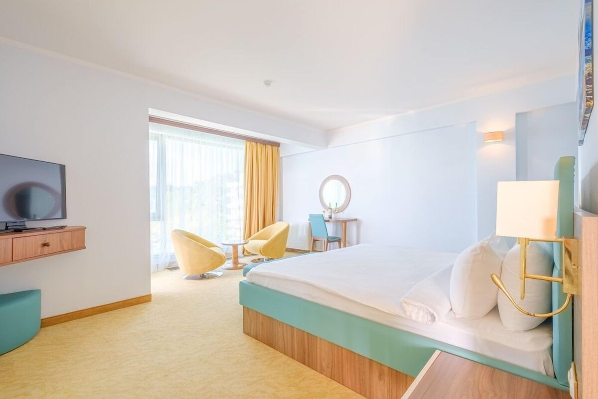 Premium bedding, minibar, in-room safe, soundproofing