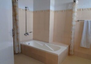 Suite familiare | Bagno | Doccia, soffione a pioggia, set di cortesia gratuito, accappatoio