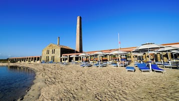 Playa privada, camastros, sombrillas y toallas de playa