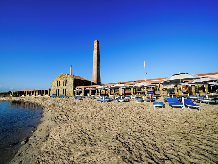 Private beach, sun-loungers, beach umbrellas, beach towels