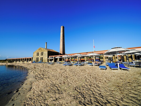 Spiaggia privata, lettini da mare, ombrelloni, teli da spiaggia