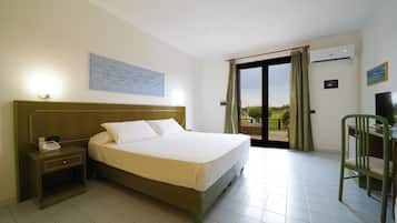 Minibar, in-room safe, desk, bed sheets